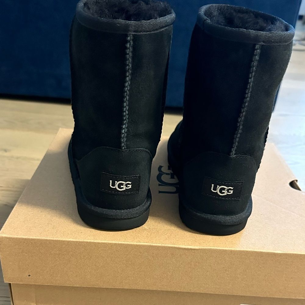 UGG Classic II Boots For Kids Size US 4 (BLACK & CHESTNUT). Worn twice, Like New - Picture 9 of 14